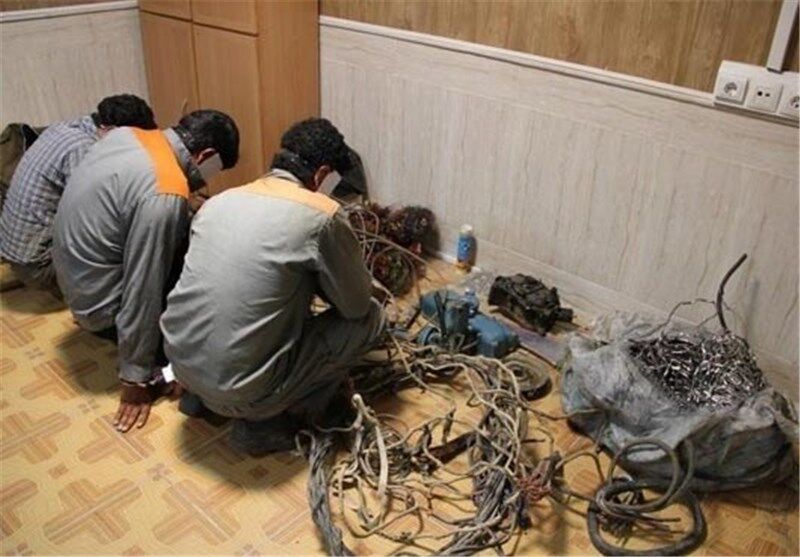 سارق حرفه ای سیم های کابل برق در مهران دستگیر شد