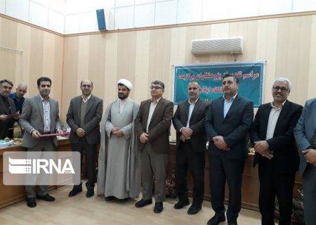 استادان و پژوهشگران مجاهدان خط مقدم هستند