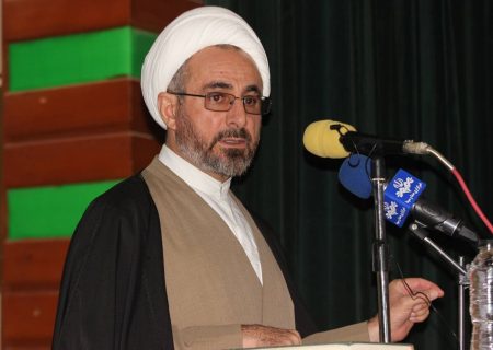 جمعیت هلال احمر و داوطلبان این جمعیت در خدمت مردم هستند