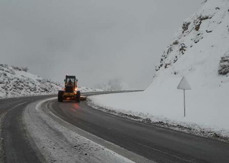 عملیات نمک پاشی و برف روبی در گردنه های کوهستانی توسط نیروهای راهداری انجام شد