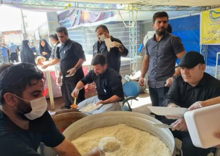 طبخ و توزیع ۱۱۰ هزار پرس غذا توسط پالایشگاه گاز ایلام در بین زائران اربعین