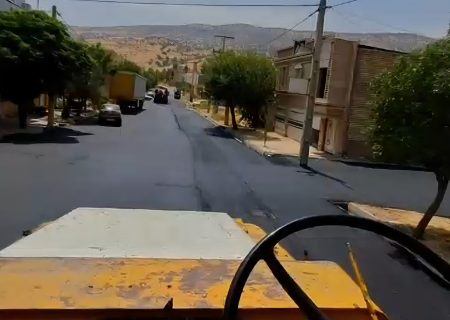ادامه عملیات گسترده آسفالت‌ریزی و لکه‌گیری معابر شهری سرابله + فیلم