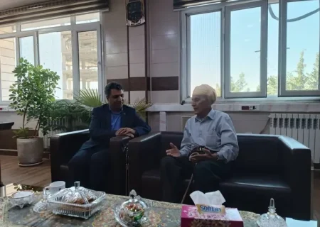 تکریم بی‌مرز در تأمین‌اجتماعی ایلام/ وقتی مدیرکل پای خاطرات یک بازنشسته ۹۰ ساله می‌نشیند