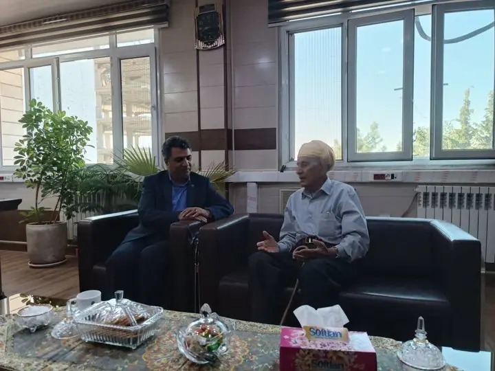 تکریم بیمرز در تأمیناجتماعی ایلام/ وقتی مدیرکل پای خاطرات یک بازنشسته ۹۰ ساله مینشیند